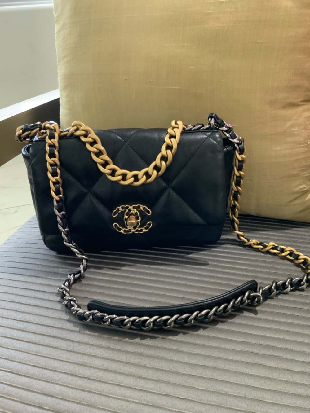 Classic CHANEL Bag: A Stylish and Versatile Choice for Elegance - Picture 3 of 9